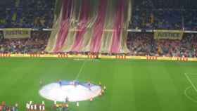 Imagebn del tifo gigante del Camp Nou.