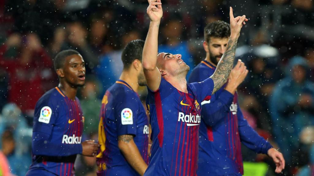 Paco Alcácer celebra su gol con el Barcelona.