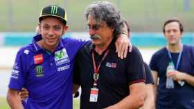 Paolo Simoncelli y Valentino Rossi se abrazan en el homenaje a Marco, la pasada semana en Sepang.