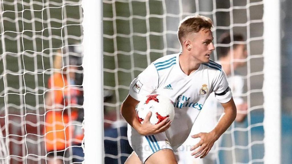 Dani Gómez recogiendo el balón tras marcar gol