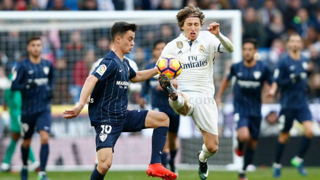 Modric pelea un balón ante Juanpi