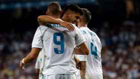 Benzema y Asensio se abrazan