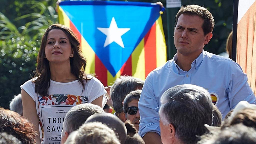 Arrimadas y Rivera, con una estelada al fondo.