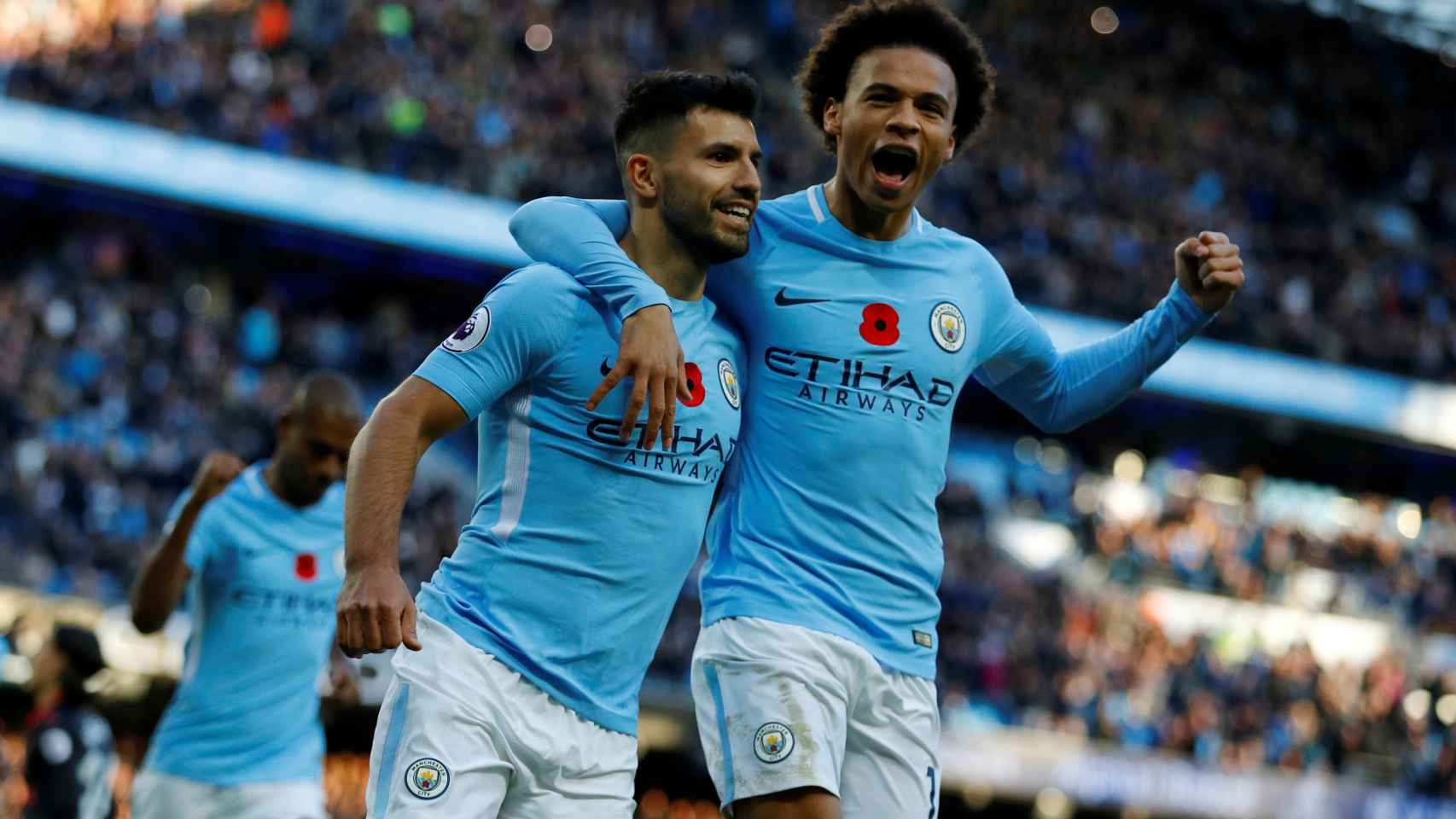 Agüero y Sane celebran un gol del Manchester City.