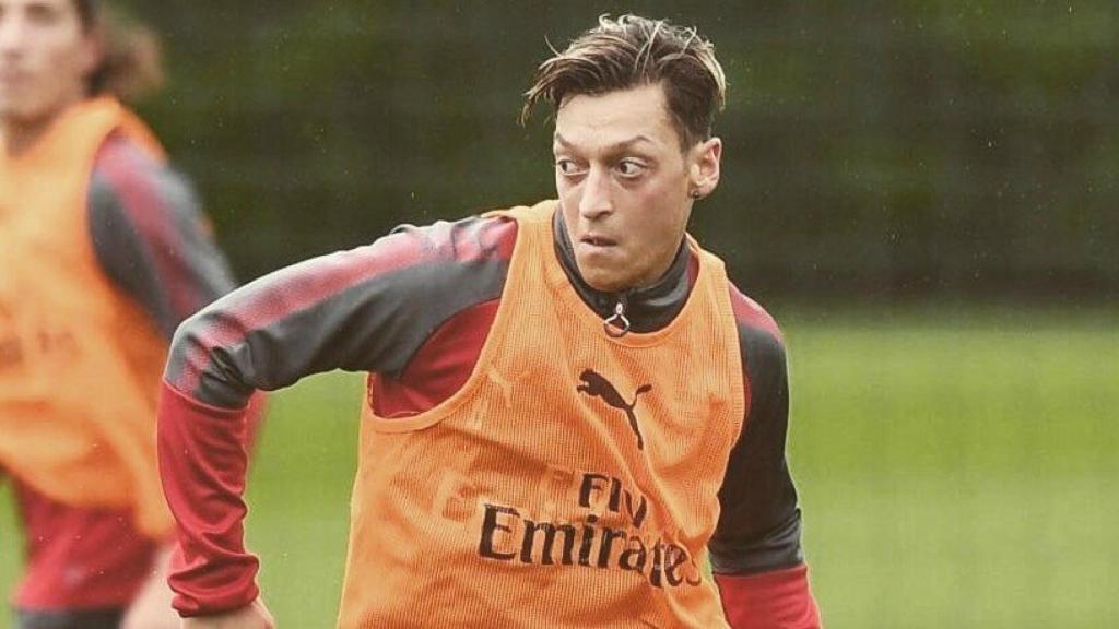 Özil, en un entrenamiento con el Arsenal. Foto: Twitter (@MesutOzil1088)