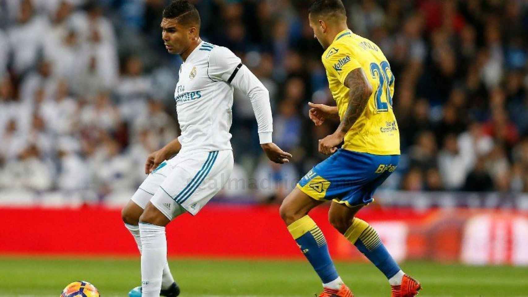 Casemiro conduce el balón en el Bernabéu