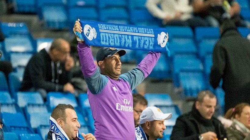 Un aficionado con la bandera del Real Madrid. Foto: Pedro Rodríguez / El Bernabéu