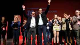 Pedro Sánchez junto al líder de los socialistas aragoneses reelegido este sábado, Javier Lambán