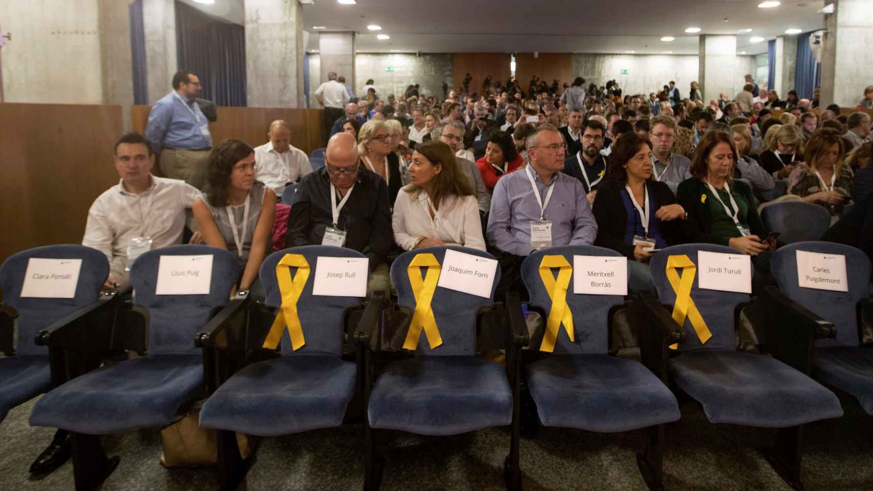 Las sillas vacías de Puigdemont y lo ex consellers del PDeCAT.