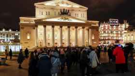 Algunas de las personas evacuadas frente al Teatro Bolshoi