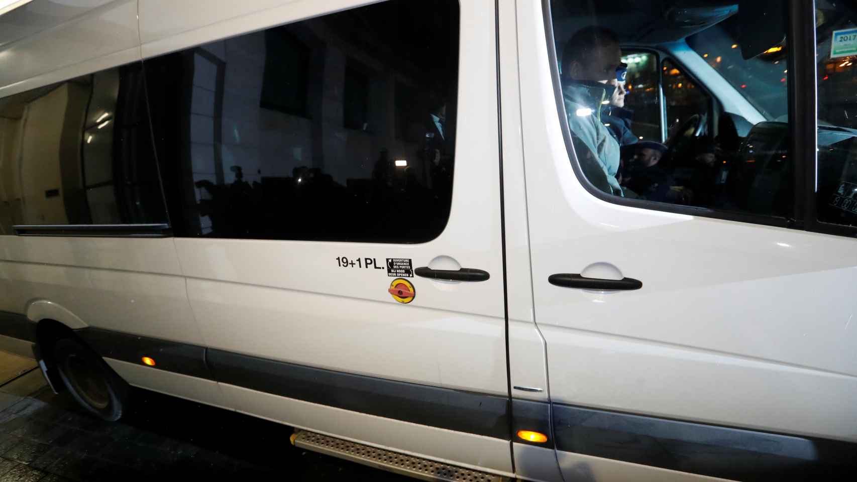 La furgoneta blanca en la que supuestamente Puigdemont ha dejado la Fiscalía