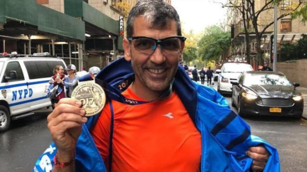 Paco Roncero mostrando con orgullo su medalla.