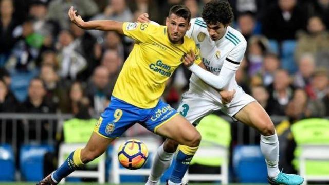 Jesús Vallejo se intenta ir de su marcador.