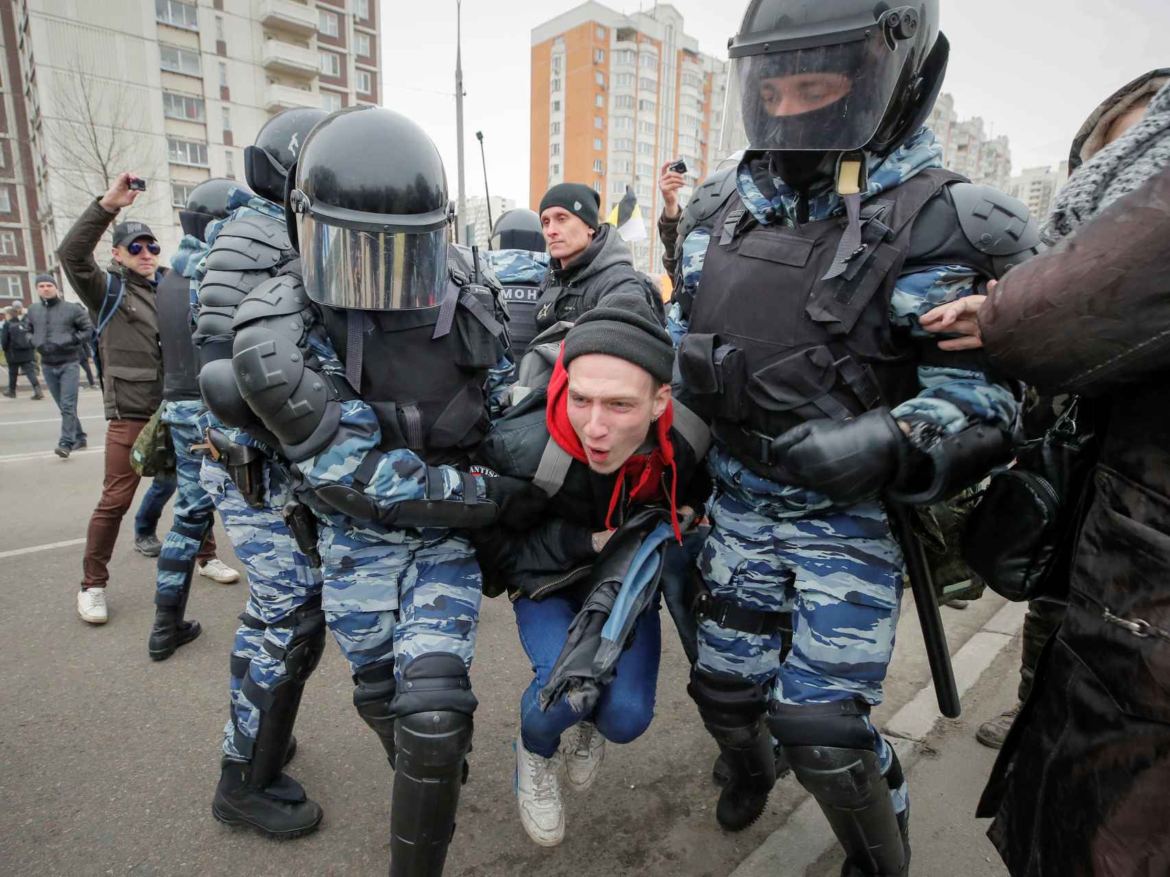 Agentes de la policía detienen a un manifestante este domingo en Moscú.