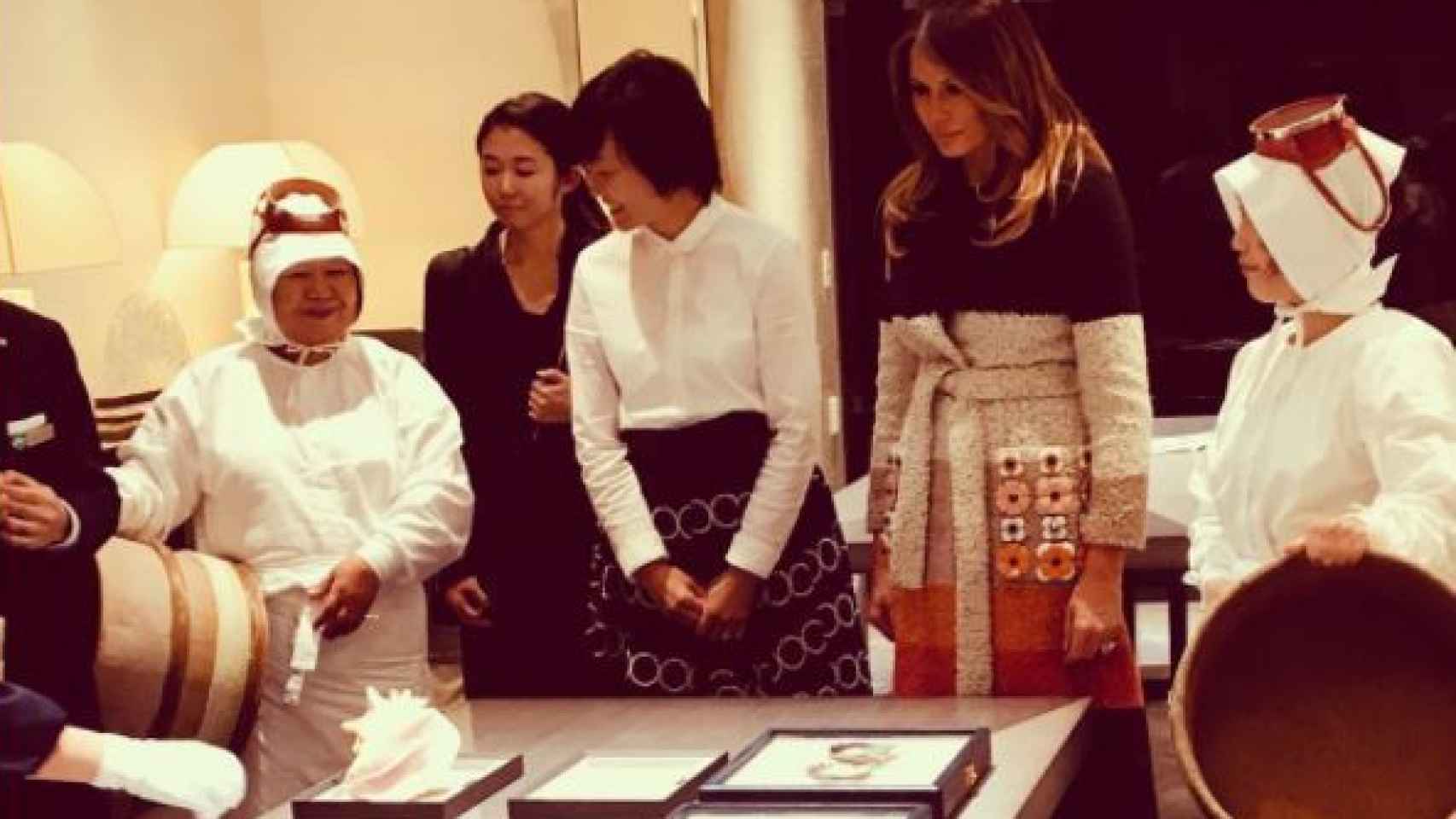 Melania Trump visitando una joyería en Japón.