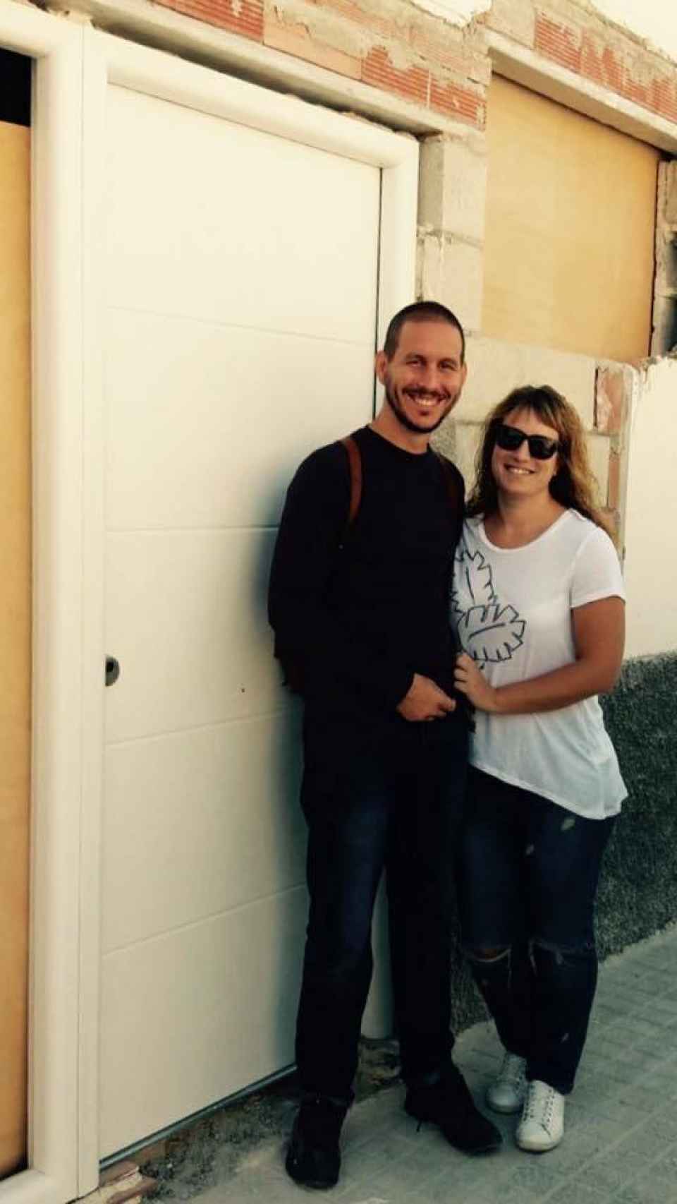 Carlos y su mujer junto a la puerta de su centro de terapias de Hondón de las Nieves (Alicante).