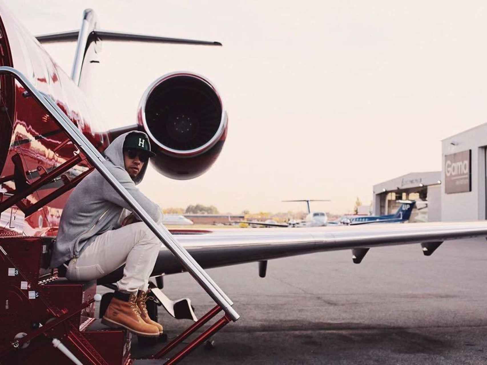 Lewis Hamilton posa con su avión privado en una imagen de Instagram.