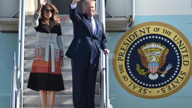 Melania y donald Trump llegando a Japón.