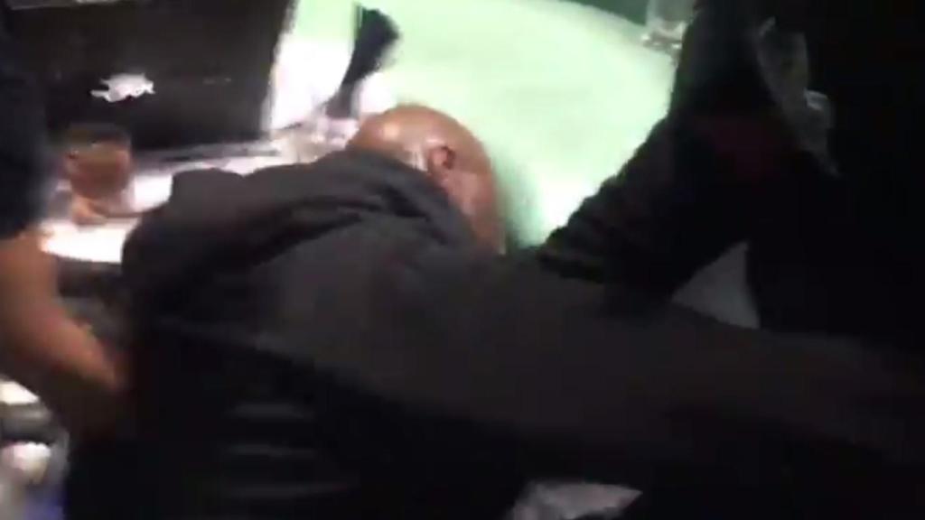 Lamar Odom se desmaya en un club nocturno.