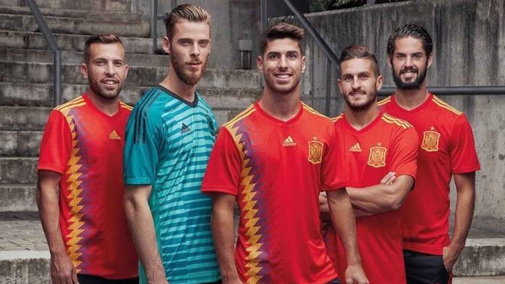 Jordi Alba, De Gea, Asensio, Koke e Isco posan con la nueva camiseta de España.