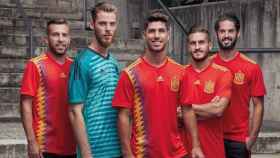 Jordi Alba, De Gea, Asensio, Koke e Isco posan con la nueva camiseta de España.