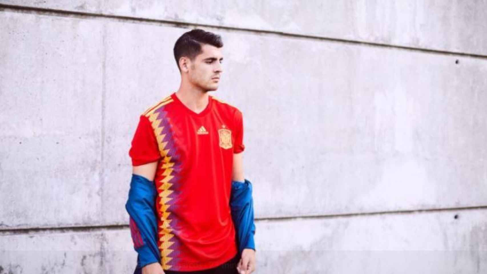 Morata posa con la camiseta republicana de España.
