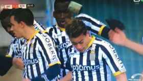 Cristian Benavente es impactado con una lata en la celebración de un gol.