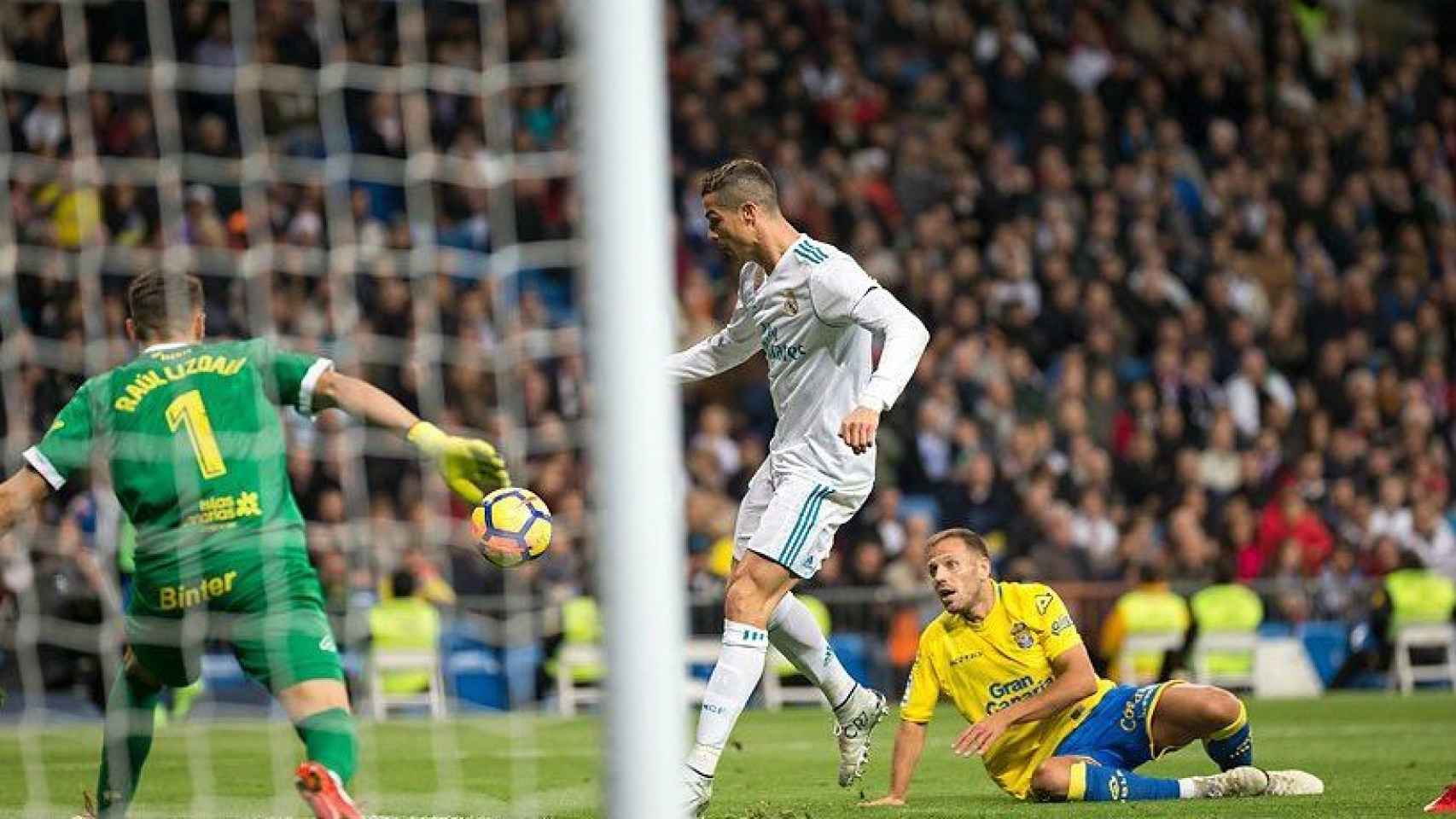 Cristiano lo intenta una vez más, pero sin suerte. Foto: Pedro Rodríguez / El Bernabéu