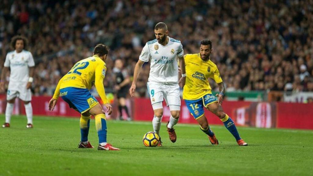 Benzema, rodeado de dos jugadores de Las Palmas. Foto: Pedro Rodríguez / El Bernabéu