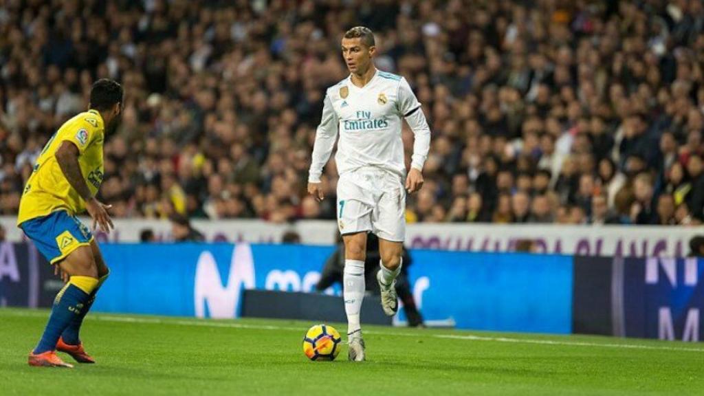 Cristiano Ronaldo conduce el balón. Foto: Pedro Rodríguez / El Bernabéu