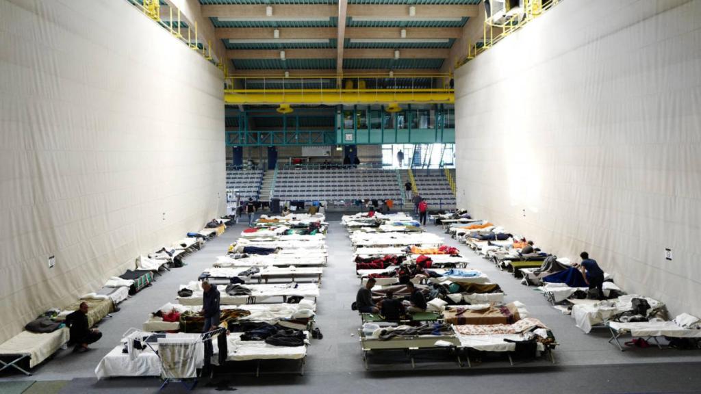 Centro de refugio temporal en un pabellón de deportes de Hanau en Alemania.