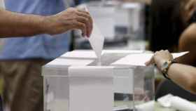 Imagen de un ciudadano depositando su voto en una urna.