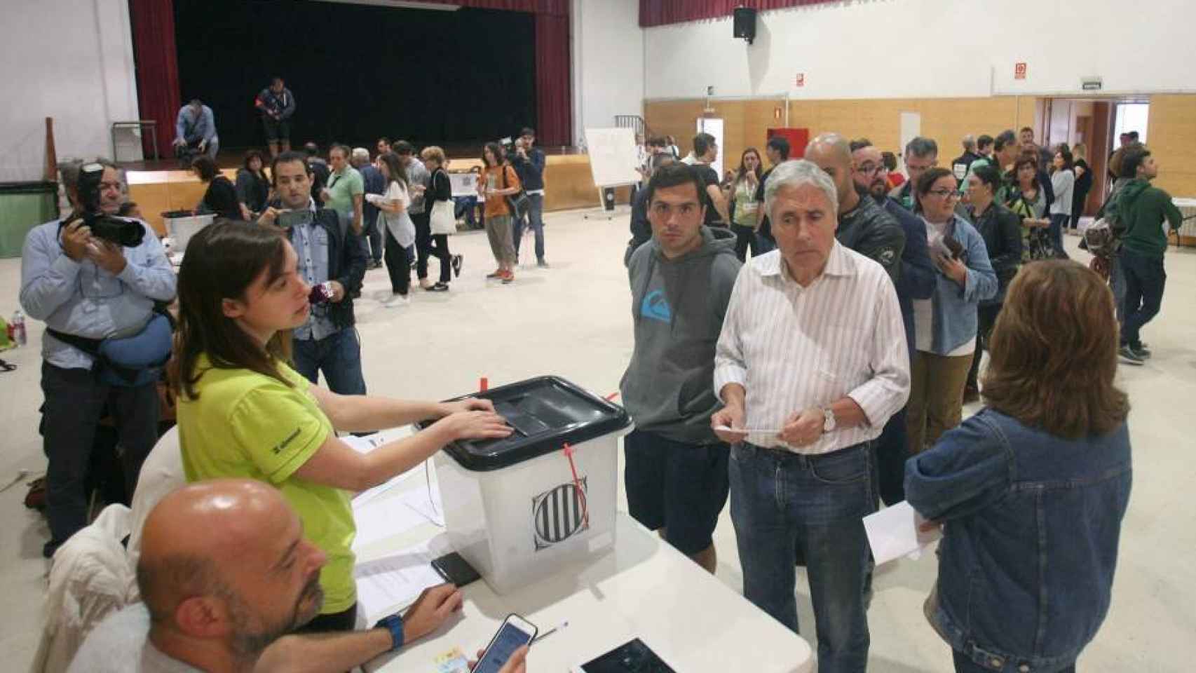 Votación en un colegio de Tarragona el 1-O