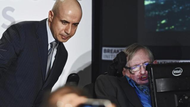 Milner colabora con Stephen Hawking en un proyecto para buscar vida extraterrestre.