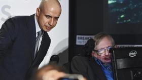 Milner colabora con Stephen Hawking en un proyecto para buscar vida extraterrestre.