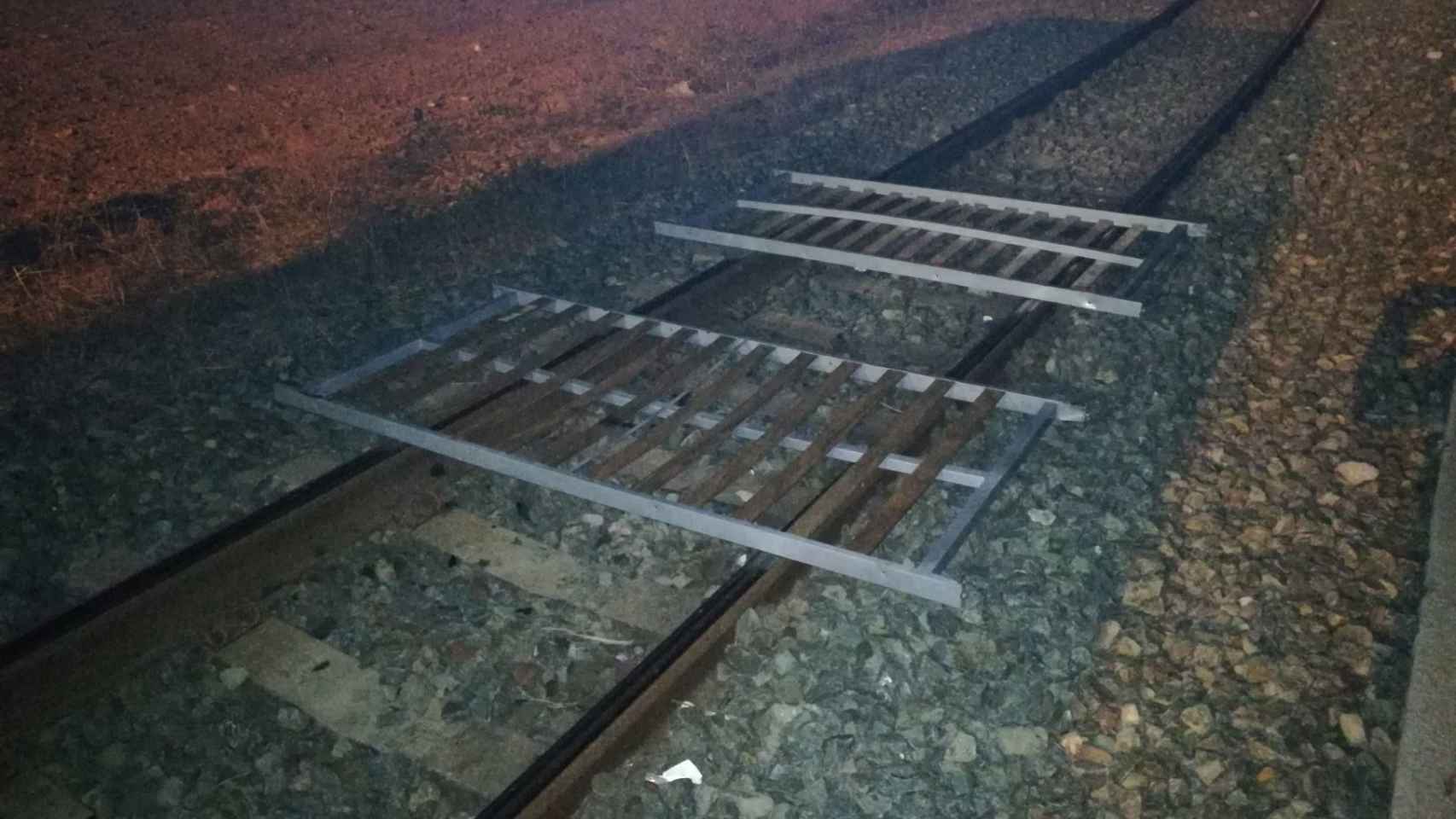 Imagen del sabotaje a las vías del tren de Cercanías en Barcelona.