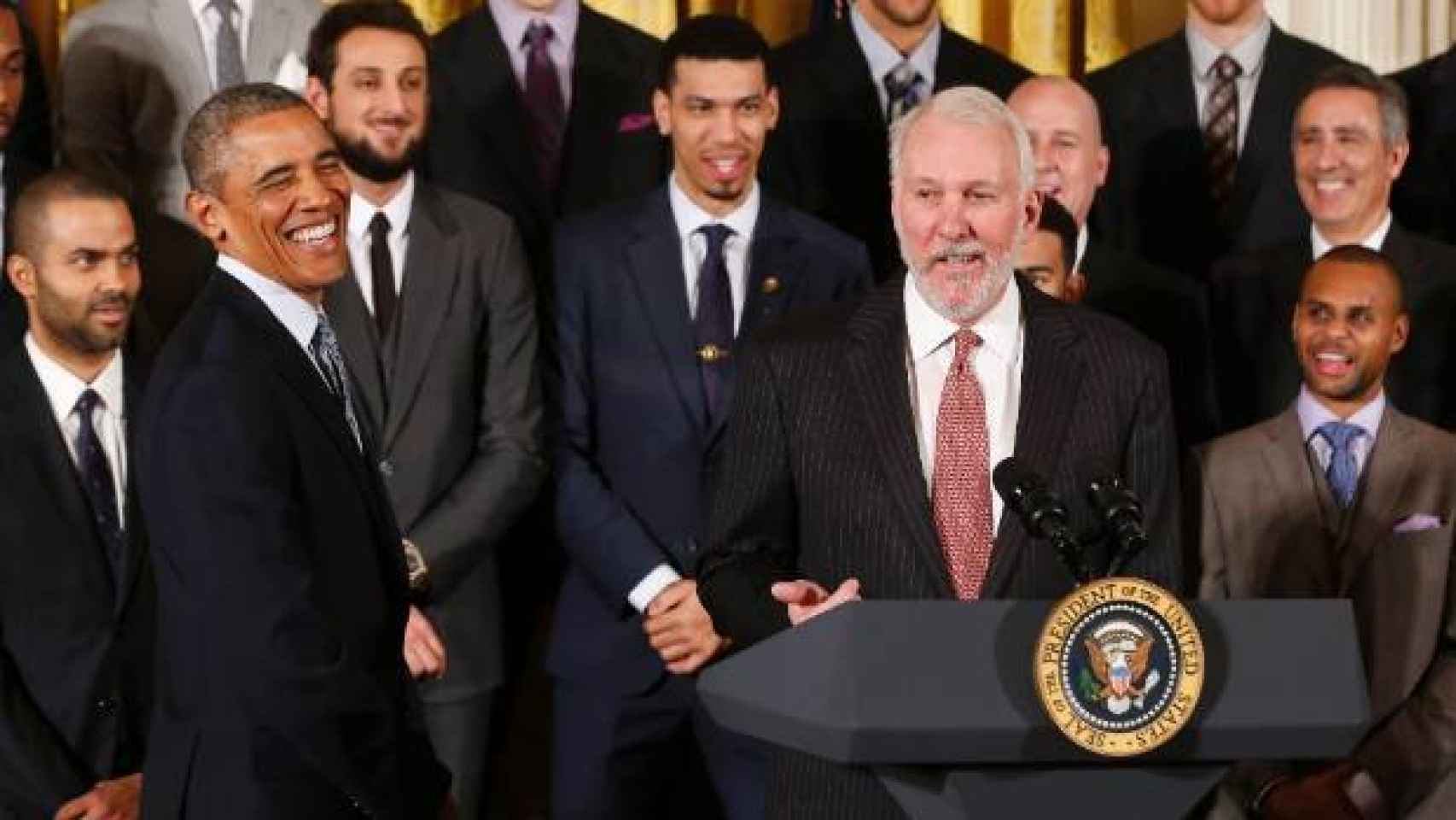 En la Casa Blanca junto a Obama tras el último anillo de la NBA de los Spurs.