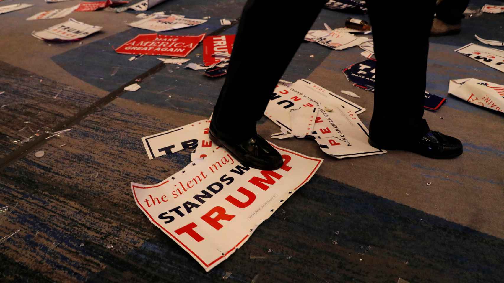 Restos de la fiesta electoral tras la victoria de Trump en un hotel de Nueva York