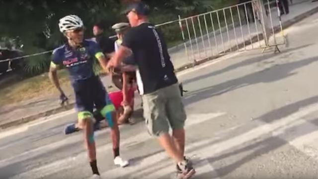 El ciclista chino en el momento de la agresión.