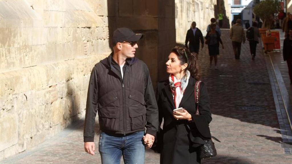 Zidane pasea por Córdoba junto a su mujer Veronique Fernández.