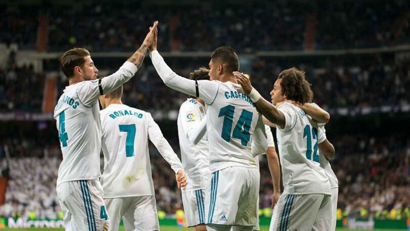 Ramos felicita a Casemiro por su gol. Foto: Pedro Rodríguez / El Bernabéu