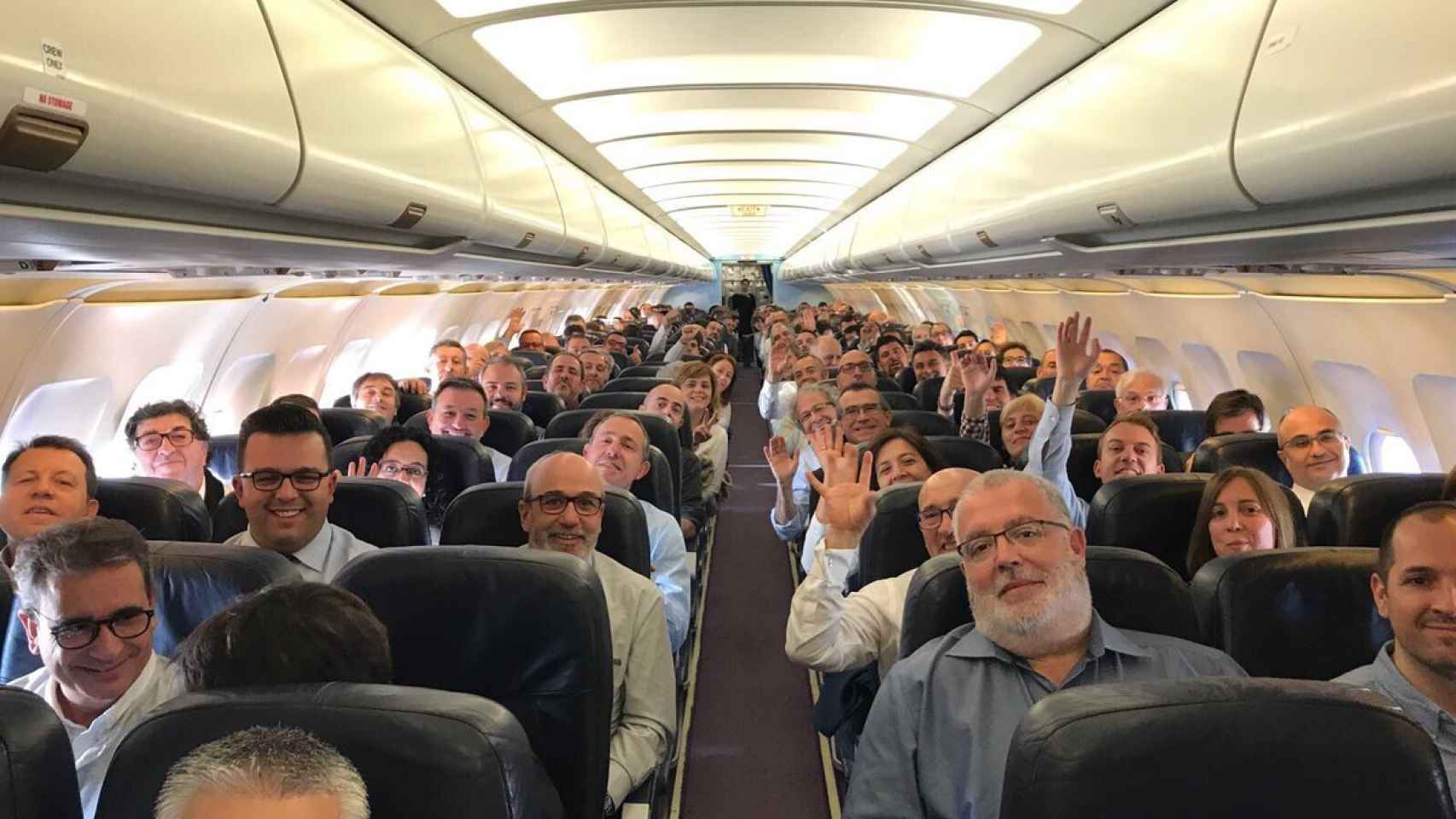 Los regidores durante el vuelo a Bruselas