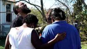 Un grupo reza junto al pastor Oscar Dean tras enterarse del tiroteo en la Iglesia baptista.
