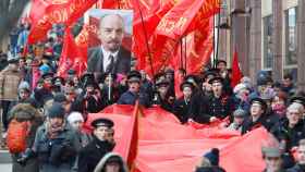 Banderas soviéticas en la manifestación en Moscú
