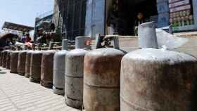 Bombonas de gas alineadas en medio de la escasez de suministros en Sanaa.