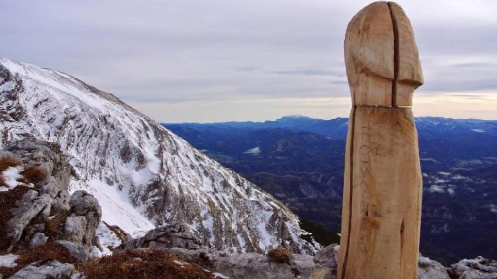 ¿Por qué hay un falo gigante en la cima de los Alpes?