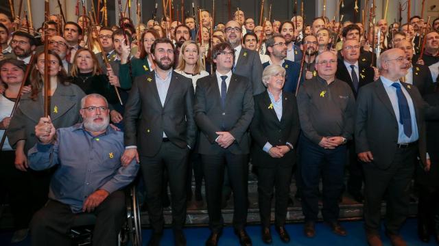 Unos 200 alcaldes independentistas viajaron a Bruselas para apoyar a Puigdemont.