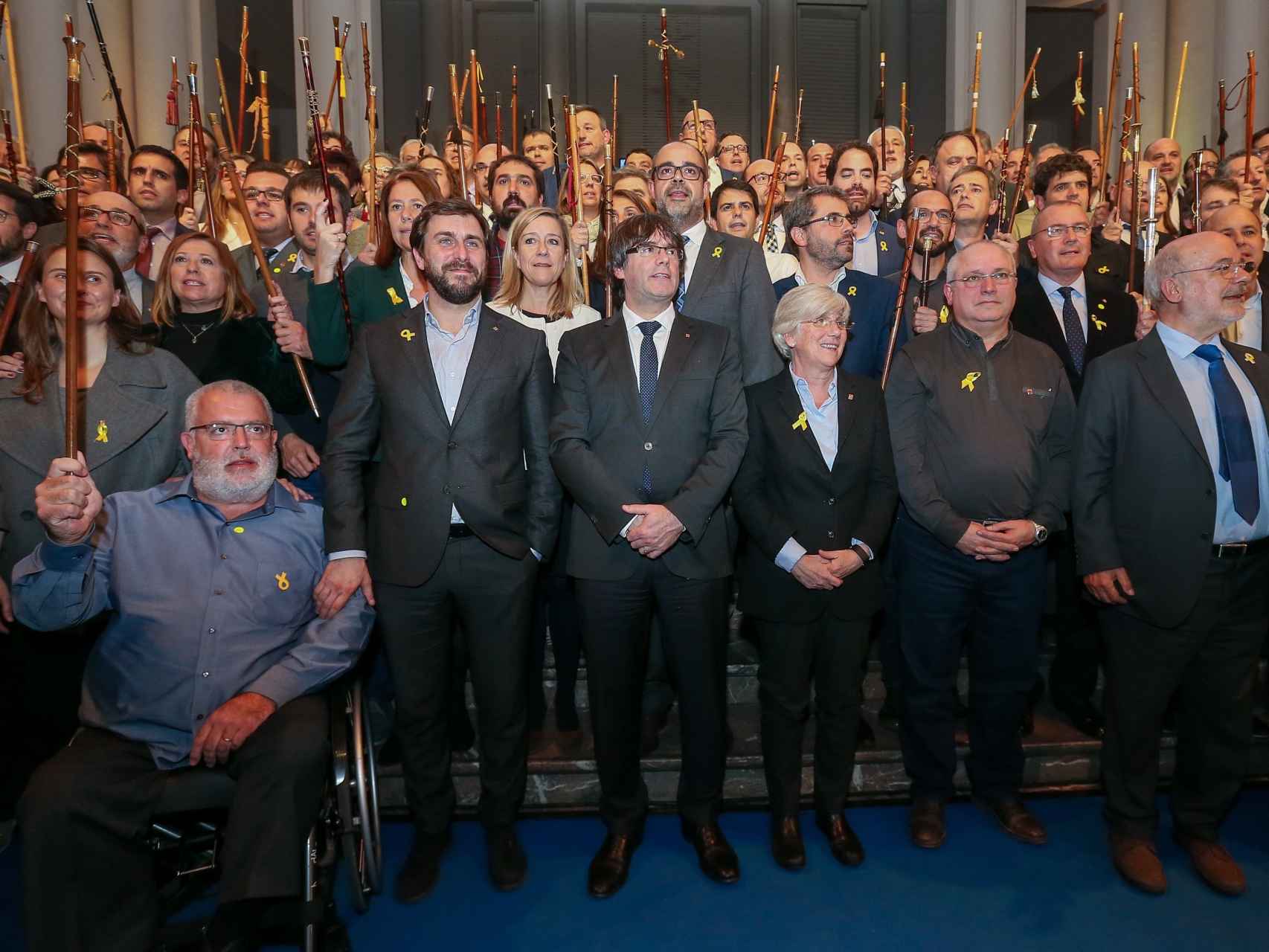Unos 200 alcaldes independentistas viajaron a Bruselas para apoyar a Puigdemont.