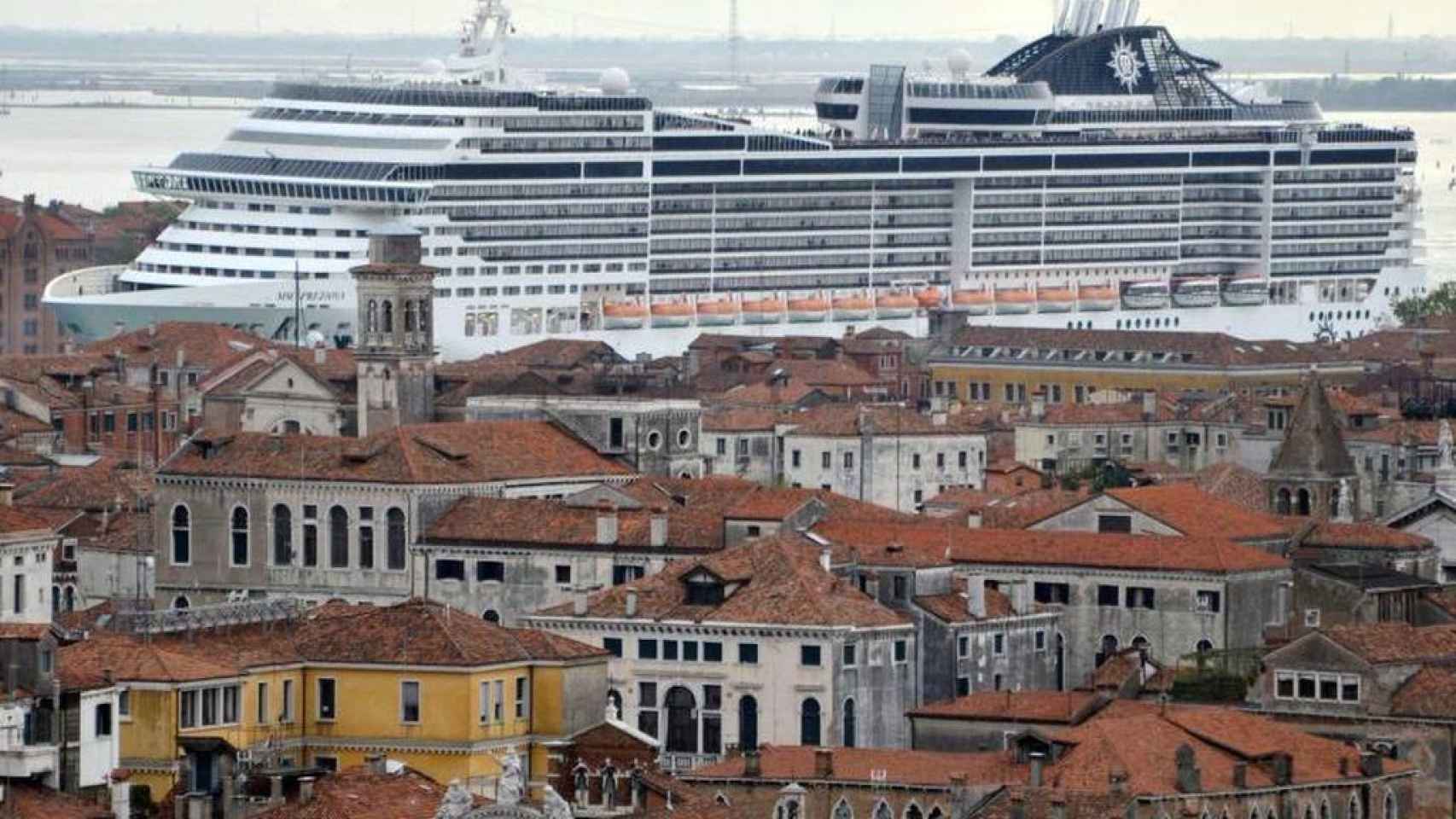 Un crucero llega a Venecia.