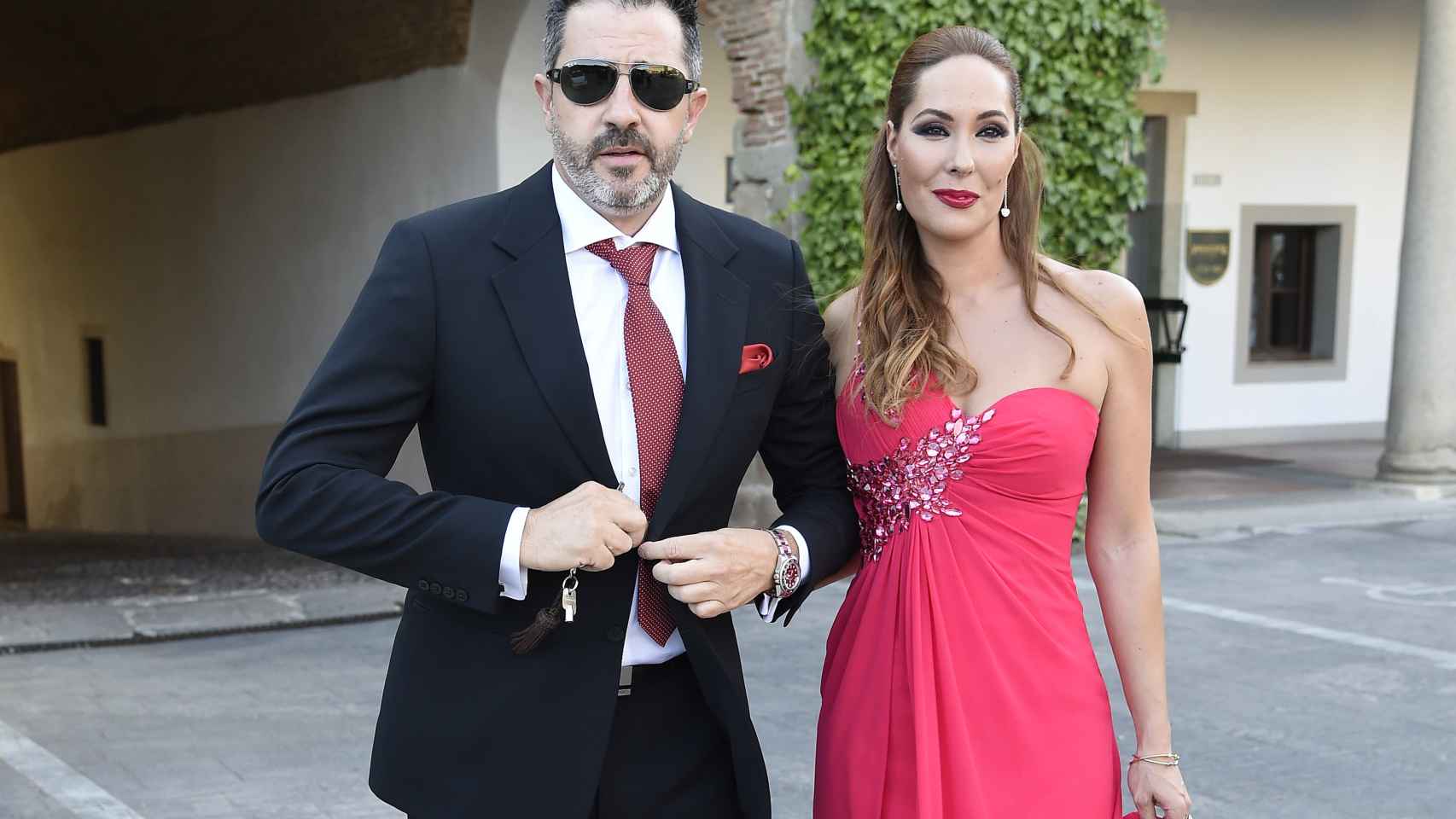 Con su marido en la boda de su prima Rocío Carrasco.